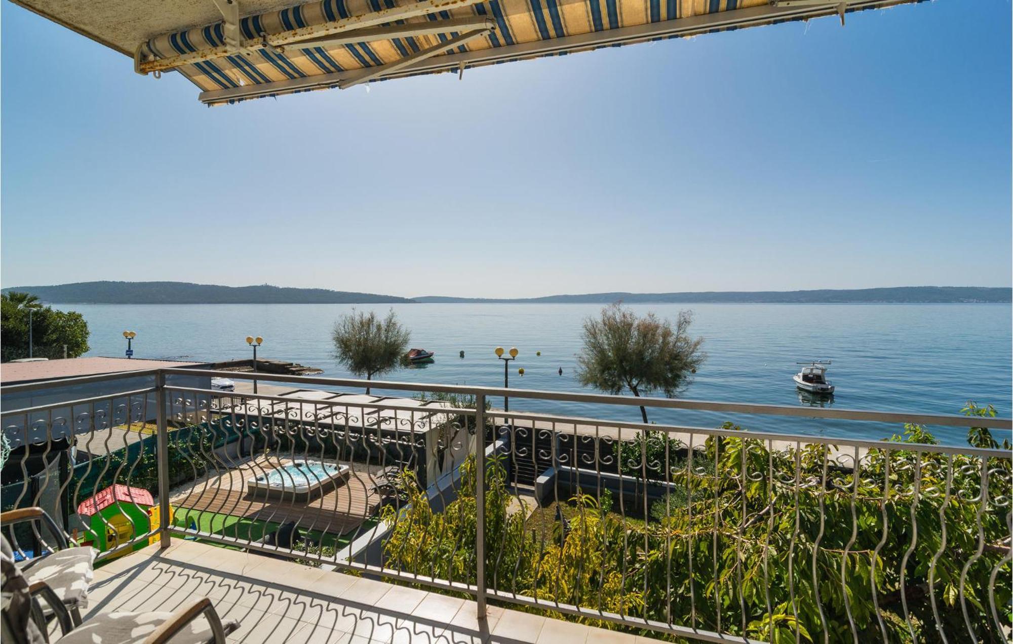 Stunning Apartment In Kastel Kambelovac Kastela Luaran gambar